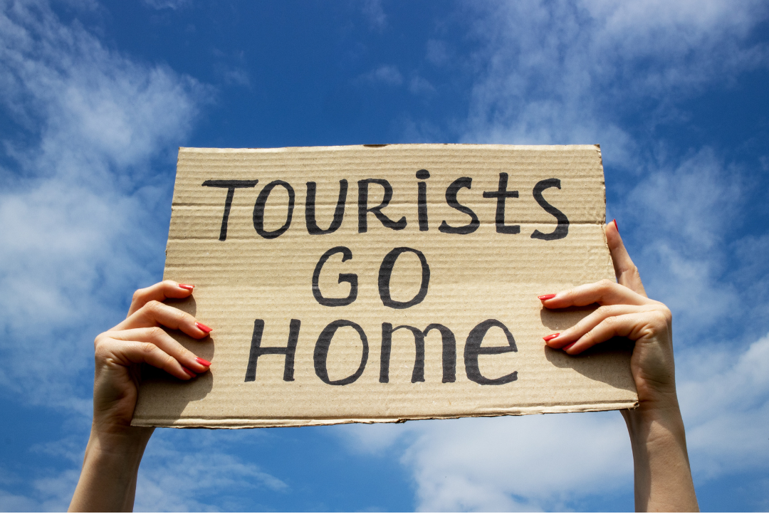 Letrero Tourist go home